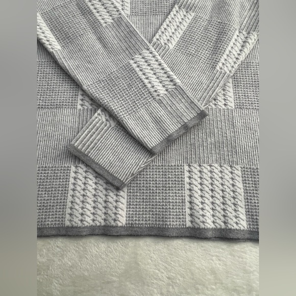 Belldini Gray and White Checkered Turtleneck Sweater, Size L - Picture 11 of 12